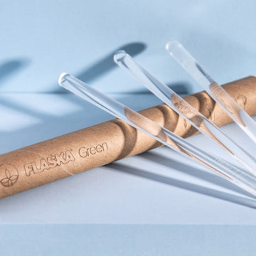 flaska green varilla de vidrio programado para estructurar el agua de tus plantas, pack de 3 unidades con embalaje de cartón tubular sobre fondo azul
