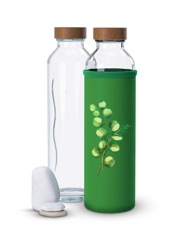 Dos botellas de cristal Flaska con tapas de madera, una de ellas con una funda de neopreno verde con un diseño de hojas.