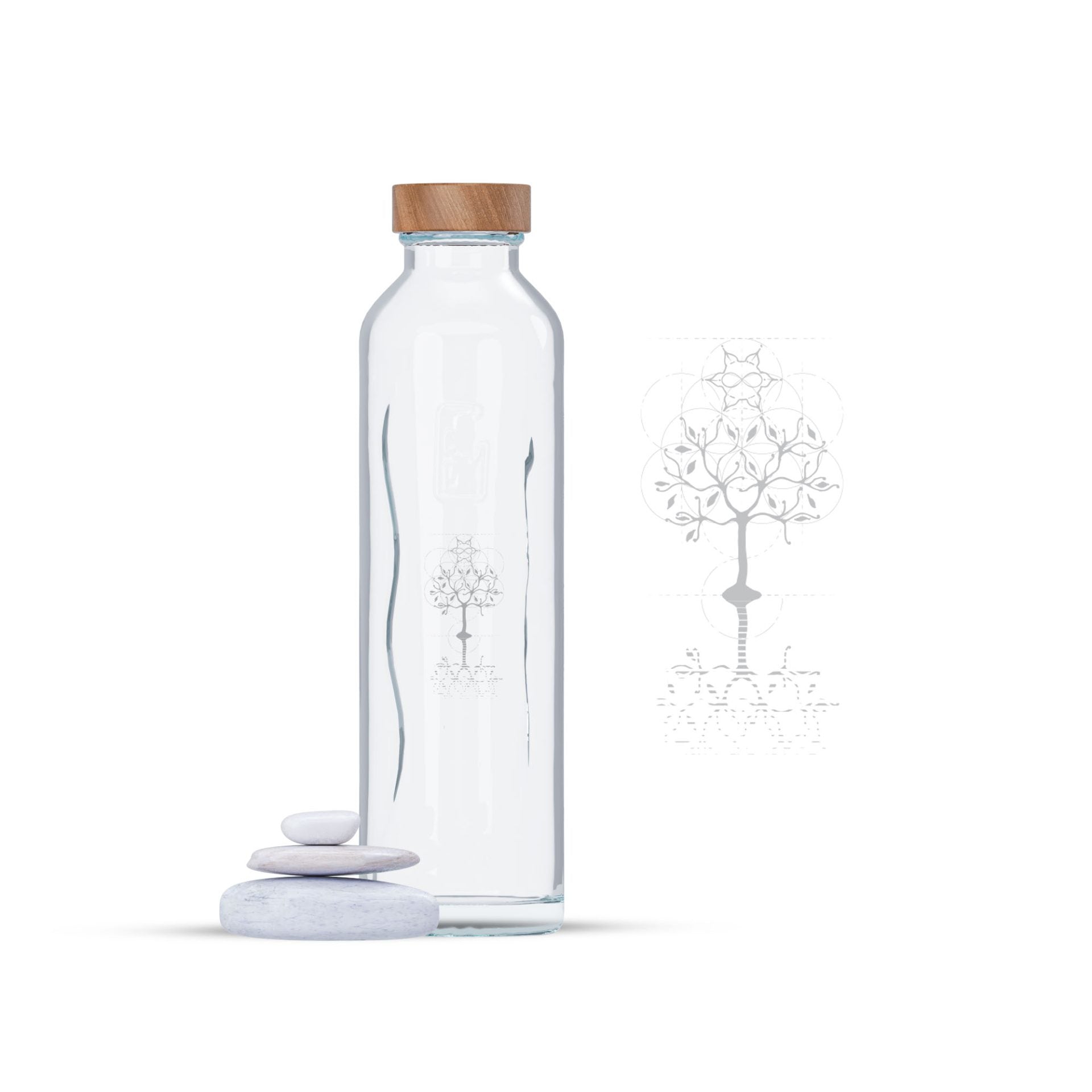 Botella de cristal programado con tapón de madera, un grabado de árbol y piedras apiladas sobre fondo blanco.