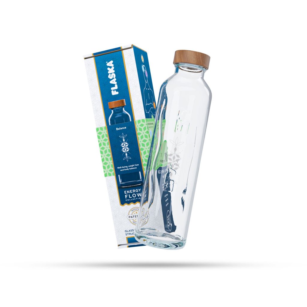 Botella de agua de cristal Flaska Balance inclinada, como si flotara delante de su caja de la colección Energy Flow.