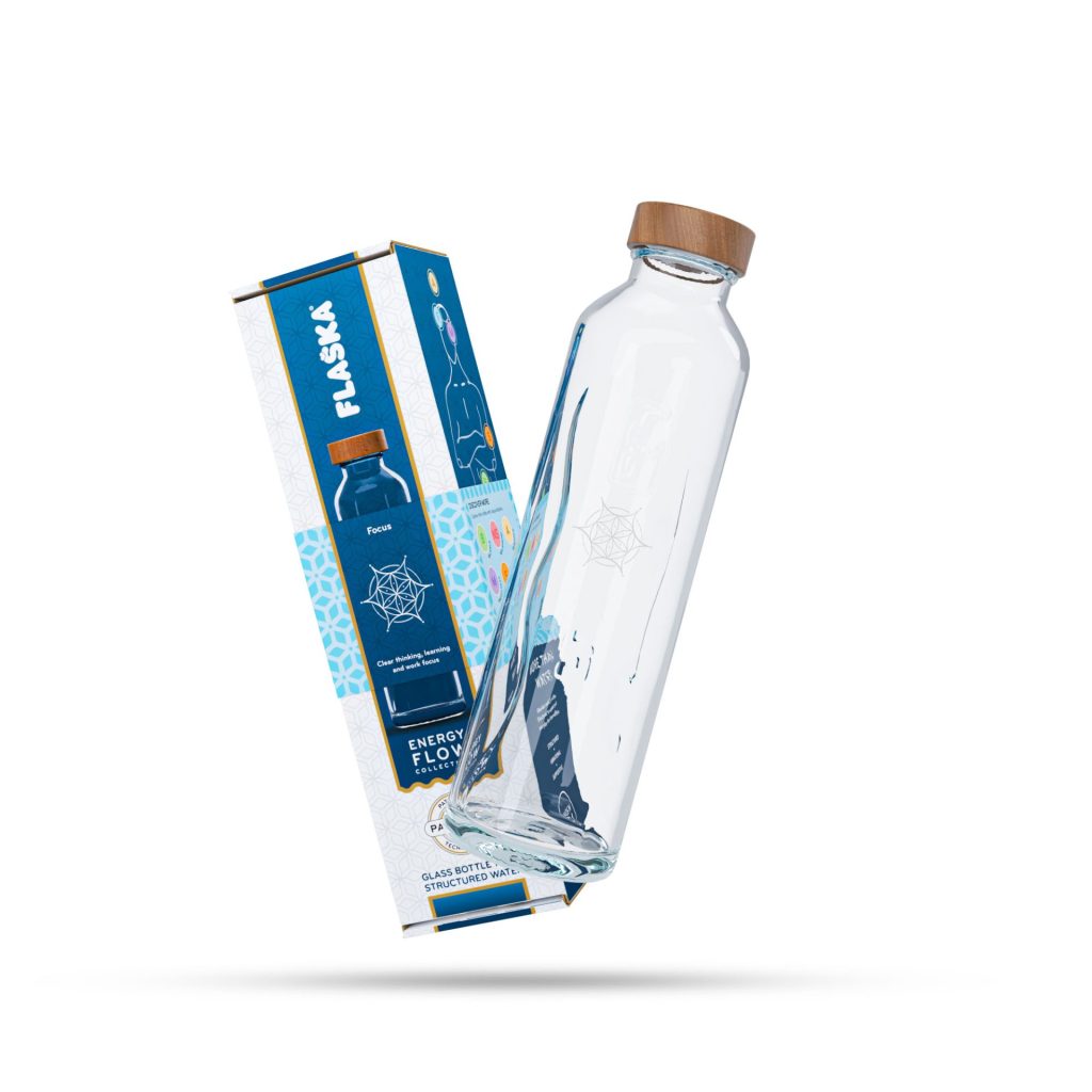 Botella de cristal inclinada frente a su caja azul de la colección energy flow.