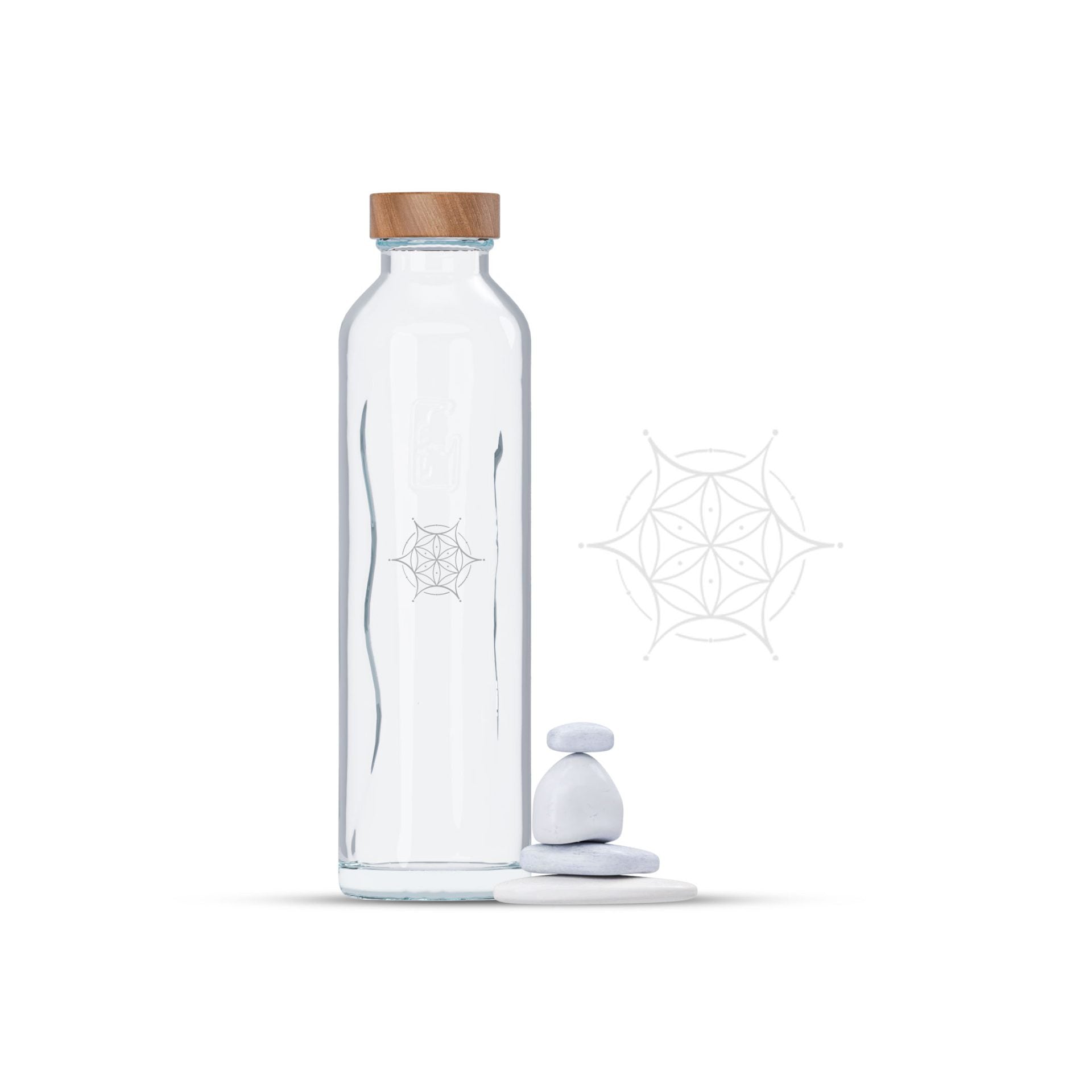 Botella de cristal con tapón de madera junto a piedras blancas y diseño de flaska focus.