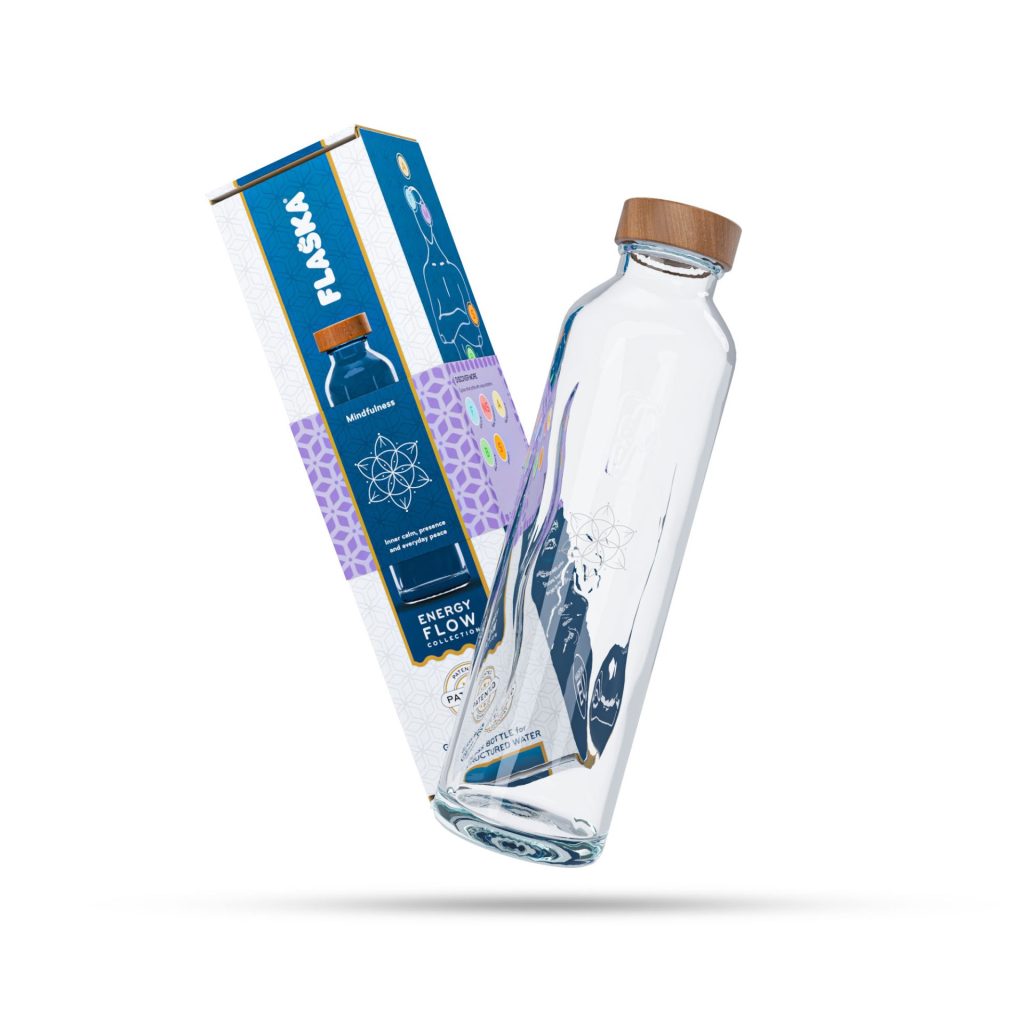 Botella flaska mindfulness con tapón de madera inclinada frente a su caja azul de la colección Energy Flow.