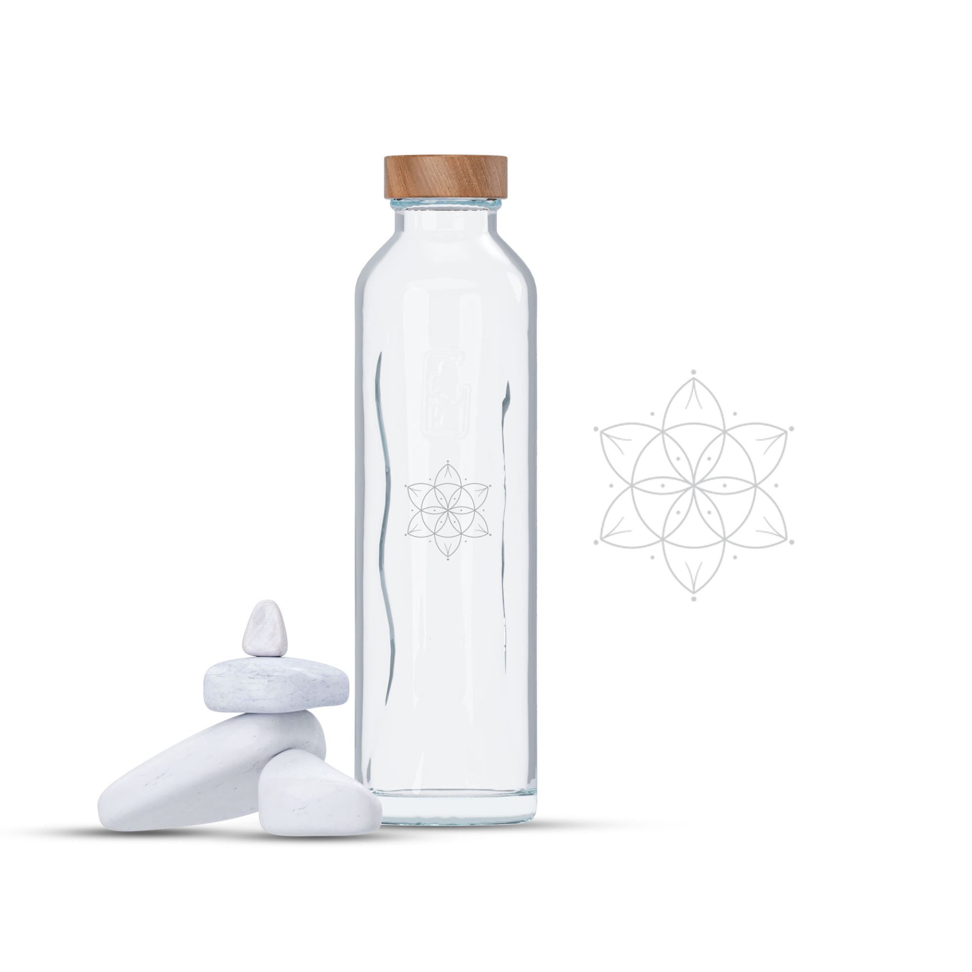 Botella de cristal programado con tapón de madera junto a piedras blancas en equilibrio y diseño geométrico.