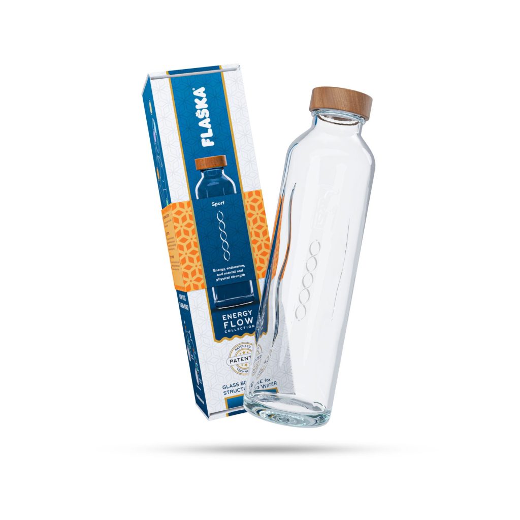 Botella flaska sport de vidrio con tapón de madera junto a su caja de cartón azul y blanca.