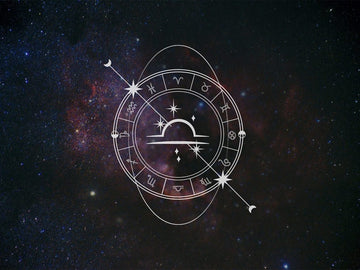 Símbolos astrológicos del zodiaco, líneas geométricas y estrellas sobre un fondo de cielo nocturno estrellado.