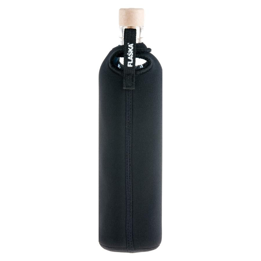 vista posterior botella reutilizable de vidrio flaska con funda de neopreno negra y diseño logo flaska