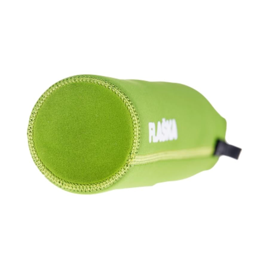 vista de la base de la botella reutilizable de vidrio flaska con funda de neopreno verde y diseño ranita encantada