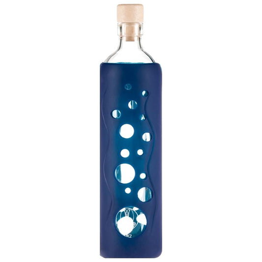 vista posterior de botella reutilizable de vidrio flaska con funda de silicona con agujeritos azul