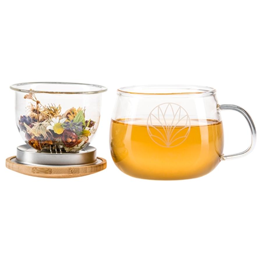 taza con infusion Flaska angelica con te en infusionario sobre tapa