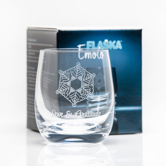 vaso de agua de cristal flaska emoto amor y gratitud delante de su caja